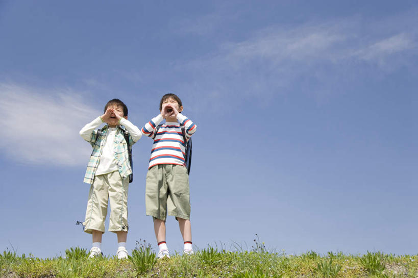 东方人,儿童,两个人,伙伴,朋友,站,举,横图,室外,白天,仰视,友谊,纯洁,草地,草坪,植物,亚洲,服装,朦胧,模糊,云,云朵,云彩,注视,休闲装,黄种人,草,小孩,衣服,蓝色,绿色,白云,蓝天,天空,天,观察,看,托,站着,休闲,同学,休闲服,可爱,童年,童趣,喊,服饰,晴朗,观看,察看,喊叫,校友,关注,呐喊,童真,烂漫,无邪,同窗,学友,天真,友情,男孩,男人,男性,亚洲人,晴空,举起,举手,举着,向上举,向上伸,向上托,站立,彩图,低角度拍摄,全身,男生