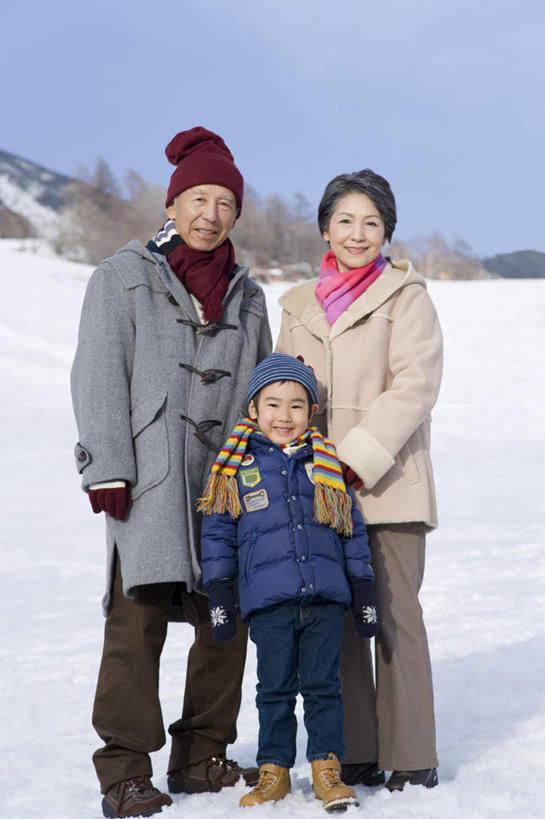 东方人,儿童,老年人,三个人,家庭,夫妻,祖母,祖父,站,笑,说,微笑,露齿笑,竖图,室外,白天,正面,爱情,讨论,纯洁,雪,大雪,帽子,亚洲,服装,装饰,积雪,雪景,冬季,冬天,浪漫,注视,黄种人,小孩,衣服,蓝色,蓝天,天空,围巾,天,观察,看,站着,温暖,温馨,一家人,恩爱,寒冷,可爱,童年,童趣,恋人,服饰,晴朗,奶奶,爷爷,围脖,观看,祖孙,羽绒服,保暖,华丽,点缀,和睦,察看,御寒,关注,童真,烂漫,无邪,外婆,外孙女,外祖母,外公,外祖父,外孙,万里无云,外孙子,衬托,美观,雅致,雅观,棉帽,严寒,冬装,交流,天真,老年男性,老年女性,男孩,男人,男性,女孩,女人,女性,亚洲人,孩子,夫妇,情侣,孙女,孙子,晴空,晴空万里,沟通,讲话,交谈,商讨,说话,谈话,站立,彩图,全身,伴侣,融洽,男生,女生