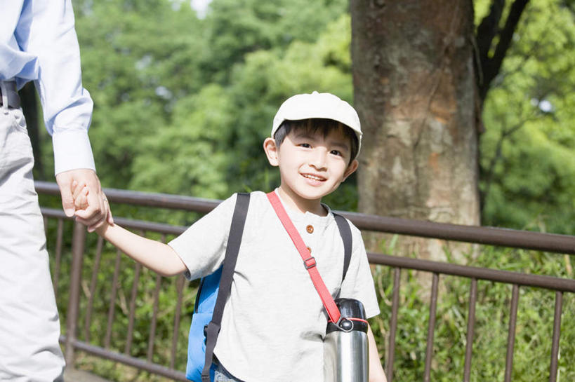 东方人,儿童,家庭,父亲,儿子,栏杆,走,握手,横图,室外,白天,正面,纯洁,草地,草坪,植物,亚洲,阴影,服装,朦胧,模糊,光线,影子,围栏,注视,休闲装,黄种人,护栏,草,树,树木,小孩,衣服,绿色,阳光,自然,观察,看,休闲,温暖,温馨,父子,一家人,休闲服,父爱,可爱,童年,童趣,服饰,生长,成长,观看,和睦,察看,关注,童真,烂漫,无邪,天真,男孩,男人,男性,年轻男性,亚洲人,孩子,年轻人,步行,搀手,拉手,散步,手搀手,手拉手,手牵手,手握手,走路,半身,彩图,融洽,男生