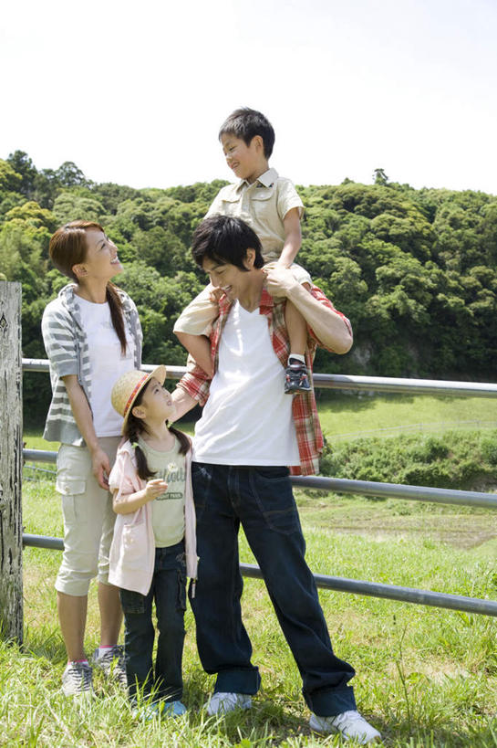 东方人,儿童,四个人,家庭,夫妻,母亲,父亲,女儿,儿子,栏杆,站,笑,微笑,露齿笑,竖图,室外,白天,正面,爱情,纯洁,草地,草坪,植物,帽子,亚洲,阴影,服装,光线,影子,围栏,浪漫,休闲装,黄种人,护栏,相视,草,树,树木,小孩,骑,衣服,绿色,阳光,自然,遮阳帽,扛,站着,休闲,温暖,温馨,父女,父子,母女,母子,一家人,面对面,休闲服,恩爱,父爱,可爱,母爱,童年,童趣,恋人,服饰,生长,成长,对视,和睦,相对,童真,烂漫,无邪,相看,扛在肩上,骑在肩上,天真,男孩,男人,男性,年轻男性,年轻女性,女孩,女人,女性,亚洲人,孩子,年轻人,夫妇,情侣,站立,彩图,全身,伴侣,融洽,男生,女生