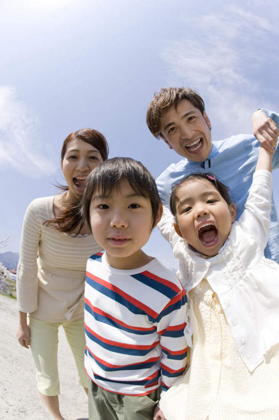 东方人,儿童,四个人,家庭,夫妻,母亲,父亲,女儿,儿子,站,举,伸展双臂,笑,微笑,露齿笑,竖图,室外,白天,广角镜头,鱼眼镜头,仰视,爱情,纯洁,亚洲,服装,云,云朵,浪漫,云彩,注视,休闲装,黄种人,小孩,衣服,蓝色,白云,蓝天,天空,天,观察,看,托,站着,休闲,温暖,温馨,父女,父子,母女,母子,一家人,休闲服,恩爱,父爱,可爱,母爱,童年,童趣,恋人,服饰,晴朗,观看,和睦,察看,关注,童真,烂漫,无邪,天真,男孩,男人,男性,年轻男性,年轻女性,女孩,女人,女性,亚洲人,孩子,年轻人,夫妇,情侣,晴空,敞开双臂,举起,举手,举着,伸开双臂,向上举,向上伸,向上托,展开双肩,站立,张开手臂,张开双臂,半身,彩图,低角度拍摄,伴侣,融洽,男生,女生