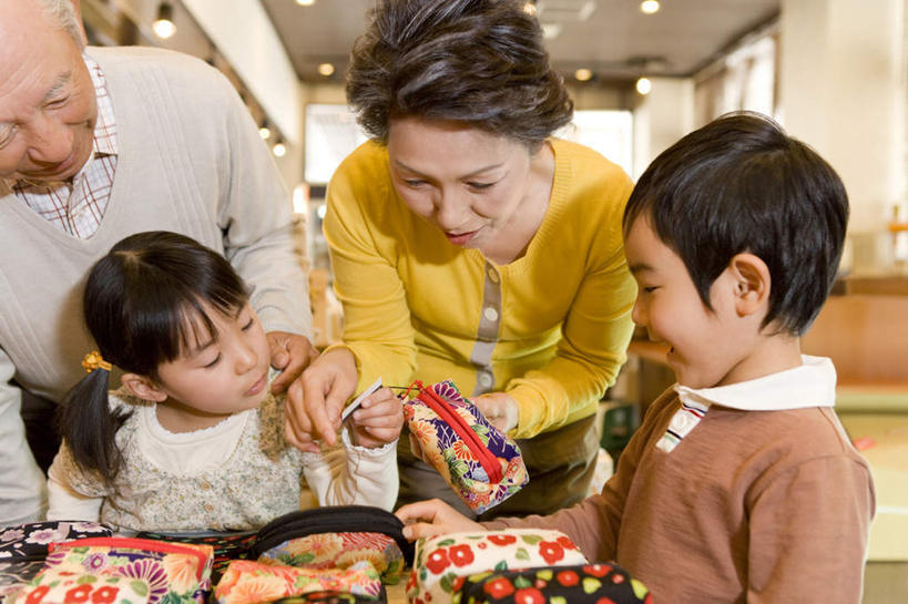 东方人,儿童,老年人,四个人,家庭,夫妻,祖母,祖父,商店,站,笑,说,微笑,露齿笑,横图,室内,白天,正面,爱情,购物,讨论,纯洁,消费,礼盒,礼物,亚洲,弯腰,握,服装,朦胧,模糊,纸盒,浪漫,拿,拿着,注视,休闲装,黄种人,盒子,小孩,衣服,包装盒,礼品盒,观察,看,站着,休闲,温暖,温馨,一家人,休闲服,恩爱,可爱,童年,童趣,握着,金融,恋人,百货,服饰,礼品,奶奶,爷爷,观看,祖孙,和睦,察看,关注,选购,贸易,童真,烂漫,无邪,外婆,外孙女,外祖母,外公,外祖父,外孙,外孙子,弯身,血拼,交流,天真,老年男性,老年女性,男孩,男人,男性,女孩,女人,女性,亚洲人,孩子,夫妇,情侣,孙女,孙子,沟通,讲话,交谈,商讨,说话,谈话,站立,半身,彩图,店铺,杂货店,杂货铺,伴侣,融洽,男生,女生