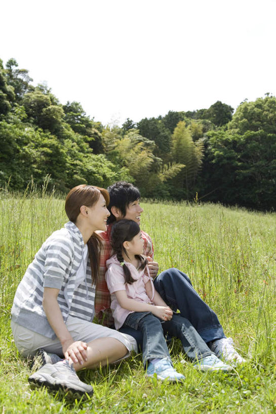 东方人,儿童,三个人,家庭,夫妻,母亲,父亲,女儿,坐,笑,微笑,露齿笑,竖图,室外,白天,侧面,爱情,纯洁,草地,草坪,植物,亚洲,服装,浪漫,注视,休闲装,黄种人,草,树,树木,小孩,衣服,蓝色,绿色,蓝天,天空,自然,天,观察,看,休闲,温暖,温馨,父女,母女,三口之家,一家人,休闲服,恩爱,父爱,可爱,母爱,童年,童趣,恋人,服饰,生长,晴朗,成长,观看,和睦,察看,关注,童真,烂漫,无邪,万里无云,天真,男人,男性,年轻男性,年轻女性,女孩,女人,女性,亚洲人,孩子,年轻人,夫妇,情侣,晴空,晴空万里,坐着,彩图,全身,伴侣,融洽,女生