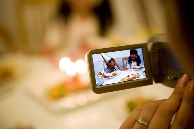 东方人,儿童,三个人,家庭,母亲,女儿,儿子,站,举,横图,俯视,室内,白天,纯洁,餐桌,桌子,亚洲,握,服装,朦胧,模糊,摄像机,拿,拿着,注视,休闲装,黄种人,小孩,衣服,观察,看,托,站着,休闲,温暖,温馨,母女,母子,一家人,休闲服,可爱,母爱,童年,童趣,摄像,握着,摄影,服饰,餐台,摄影机,观看,和睦,察看,关注,录像,童真,烂漫,无邪,天真,男孩,男人,男性,年轻女性,女孩,女人,女性,亚洲人,孩子,年轻人,举起,举手,举着,向上举,向上伸,向上托,站立,半身,彩图,高角度拍摄,融洽,男生,女生