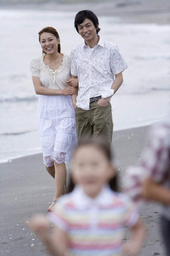 东方人,儿童,四个人,家庭,夫妻,母亲,父亲,女儿,儿子,跑,笑,微笑,露齿笑,竖图,室外,白天,正面,爱情,锻炼,纯洁,运动,海浪,海洋,沙滩,亚洲,勾,挽,服装,沙子,海岸,浪花,沙地,浪漫,休闲装,黄种人,小孩,衣服,海水,休闲,温暖,温馨,父女,父子,母女,母子,一家人,休闲服,恩爱,父爱,可爱,母爱,童年,童趣,勾着,恋人,服饰,和睦,挽着,海景,童真,烂漫,无邪,体育,天真,男孩,男人,男性,年轻男性,年轻女性,女孩,女人,女性,亚洲人,孩子,年轻人,夫妇,情侣,大海,风浪,海,海水的波动,海滩,近岸浪,涌浪,跑步,半身,彩图,健身,伴侣,融洽,男生,女生