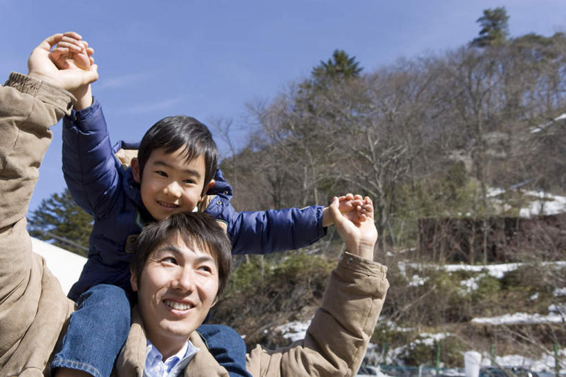 东方人,儿童,家庭,父亲,儿子,站,伸展双臂,笑,微笑,露齿笑,横图,室外,白天,仰视,纯洁,树林,雪,植物,大雪,亚洲,服装,朦胧,模糊,积雪,雪景,冬季,冬天,注视,黄种人,树,树木,小孩,骑,衣服,蓝色,绿色,蓝天,天空,自然,天,观察,看,扛,站着,温暖,温馨,父子,一家人,父爱,寒冷,可爱,童年,童趣,服饰,生长,晴朗,成长,观看,羽绒服,保暖,和睦,察看,御寒,关注,童真,烂漫,无邪,万里无云,严寒,扛在肩上,骑在肩上,冬装,天真,男孩,男人,男性,年轻男性,亚洲人,孩子,年轻人,晴空,晴空万里,敞开双臂,伸开双臂,展开双肩,站立,张开手臂,张开双臂,半身,彩图,低角度拍摄,融洽,男生