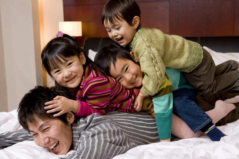东方人,儿童,四个人,家庭,父亲,女儿,儿子,躺,笑,微笑,露齿笑,横图,室内,白天,正面,纯洁,床,台灯,卧室,照明,亚洲,一堆,堆叠,堆积,服装,朦胧,模糊,灯光,床单,注视,休闲装,黄种人,被子,灯,小孩,衣服,灯具,观察,看,趴着,休闲,温暖,温馨,父女,父子,一家人,休闲服,父爱,可爱,童年,童趣,服饰,单人床,观看,堆,照亮,和睦,察看,被单,照明设备,关注,童真,烂漫,无邪,卧着,天真,男孩,男人,男性,年轻男性,女孩,女人,女性,亚洲人,孩子,年轻人,趴,躺着,卧,半身,彩图,睡房,卧房,融洽,男生,女生