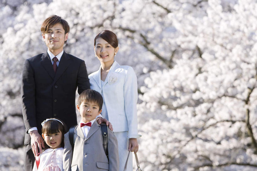 东方人,儿童,四个人,家庭,夫妻,母亲,父亲,女儿,儿子,站,笑,微笑,横图,室外,白天,正面,爱情,纯洁,樱花,亚洲,许多,阴影,服装,朦胧,模糊,盛开,光线,包,皮包,影子,浪漫,花蕾,注视,休闲装,黄种人,花,花瓣,花朵,鲜花,小孩,衣服,白色,阳光,花苞,花蕊,观察,看,站着,休闲,温暖,温馨,父女,父子,母女,母子,一家人,休闲服,恩爱,父爱,可爱,母爱,童年,童趣,搭,恋人,服饰,观看,单肩包,和睦,察看,搭着,关注,童真,烂漫,无邪,仙樱花,福岛樱,青肤樱,天真,男孩,男人,男性,年轻男性,年轻女性,女孩,女人,女性,亚洲人,孩子,年轻人,夫妇,情侣,荆桃,站立,半身,彩图,伴侣,融洽,男生,女生