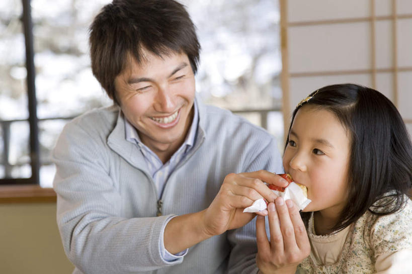 东方人,儿童,两个人,家庭,父亲,女儿,坐,笑,吃,微笑,露齿笑,横图,室内,白天,正面,纯洁,植物,门,亚洲,拉门,握,服装,朦胧,模糊,拿,拿着,注视,休闲装,黄种人,移门,树,树木,小孩,衣服,绿色,自然,纸巾,观察,看,休闲,温暖,温馨,父女,一家人,休闲服,父爱,可爱,童年,童趣,握着,服饰,生长,成长,观看,和睦,察看,关注,童真,烂漫,无邪,障子,纸门,拉窗,纸拉窗,纸拉门,天真,男人,男性,年轻男性,女孩,亚洲人,孩子,年轻人,嚼,食,坐着,半身,彩图,融洽,女生