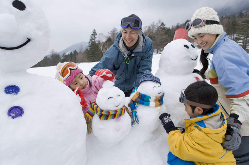 东方人,儿童,四个人,家庭,夫妻,母亲,父亲,女儿,儿子,站,笑,微笑,露齿笑,横图,室外,白天,正面,爱情,游戏,纯洁,安全,树林,雪,植物,大雪,帽子,亚洲,一排,握,服装,整齐,装饰,眼镜,积雪,雪景,雪人,冬季,冬天,防护,浪漫,拿,玩,拿着,扭头,注视,黄种人,娱乐,树,树木,排列,小孩,衣服,蓝色,绿色,蓝天,天空,自然,围巾,天,观察,看,站着,转头,休闲,温暖,温馨,父女,父子,母女,母子,一家人,恩爱,父爱,寒冷,可爱,母爱,童年,童趣,握着,恋人,服饰,生长,晴朗,成长,围脖,观看,活动,羽绒服,保暖,护目镜,保护,华丽,点缀,和睦,察看,御寒,队列,发泄,关注,消遣,智力,保险,童真,烂漫,无邪,万里无云,宣泄,保全,周全,安稳,安定,衬托,美观,雅致,雅观,棉帽,严寒,安全防护眼镜,冬装,平安,天真,男孩,男人,男性,年轻男性,年轻女性,女孩,女人,女性,亚洲人,孩子,年轻人,夫妇,情侣,晴空,晴空万里,玩耍,嬉戏,站立,半身,彩图,伴侣,融洽,防护眼镜,男生,女生,拟人