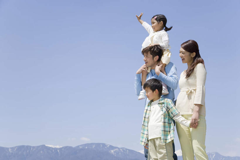 东方人,儿童,四个人,家庭,夫妻,母亲,父亲,女儿,儿子,站,举,握手,横图,室外,白天,侧面,爱情,纯洁,山,山脉,亚洲,阴影,服装,光线,影子,山峰,云,云朵,山峦,浪漫,云彩,注视,休闲装,黄种人,小孩,骑,衣服,蓝色,白云,蓝天,天空,阳光,群山,天,观察,看,扛,托,站着,休闲,温暖,温馨,父女,父子,母女,母子,一家人,休闲服,恩爱,父爱,可爱,母爱,童年,童趣,恋人,服饰,晴朗,观看,和睦,察看,关注,童真,烂漫,无邪,扛在肩上,骑在肩上,天真,男孩,男人,男性,年轻男性,年轻女性,女孩,女人,女性,亚洲人,孩子,年轻人,夫妇,情侣,晴空,搀手,举起,举手,举着,拉手,手搀手,手拉手,手牵手,手握手,向上举,向上伸,向上托,站立,半身,彩图,伴侣,融洽,男生,女生