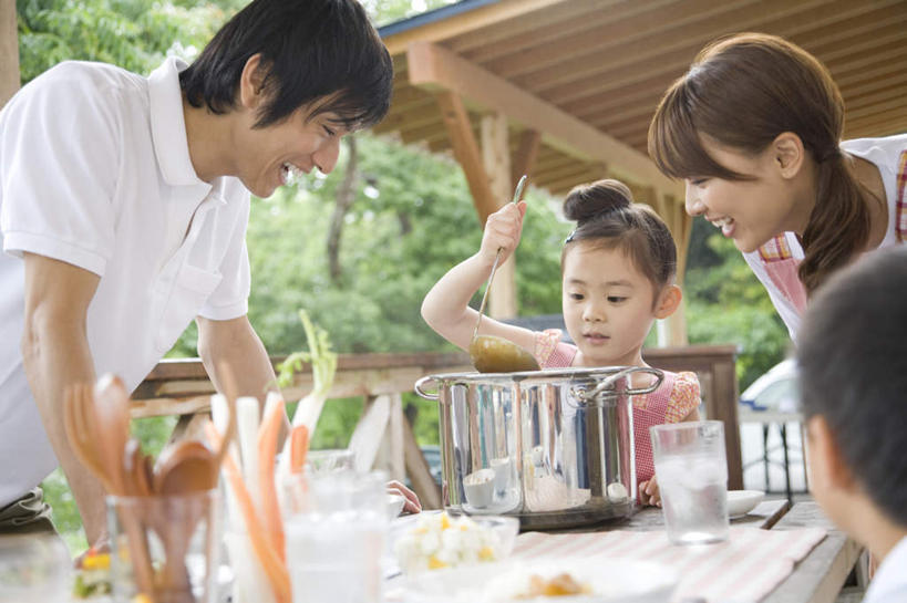 东方人,儿童,四个人,家庭,夫妻,母亲,父亲,女儿,儿子,站,举,笑,微笑,露齿笑,横图,室外,白天,正面,爱情,烹饪,纯洁,植物,餐桌,桌子,杯子,餐具,厨具,亚洲,弯腰,握,服装,朦胧,模糊,叉子,一杯,浪漫,拿,拿着,注视,休闲装,黄种人,玻璃制品,树,树木,小孩,衣服,绿色,自然,水杯,观察,看,托,站着,休闲,温暖,温馨,父女,父子,母女,母子,一家人,休闲服,恩爱,父爱,可爱,母爱,童年,童趣,握着,恋人,服饰,生长,成长,餐台,观看,和睦,察看,关注,童真,烂漫,无邪,烹饪用具,餐叉,弯身,天真,男孩,男人,男性,年轻男性,年轻女性,女孩,女人,女性,亚洲人,孩子,年轻人,夫妇,情侣,玻璃杯,进餐用具,烹调用具,举起,举手,举着,烹调,向上举,向上伸,向上托,站立,半身,彩图,伴侣,融洽,男生,女生