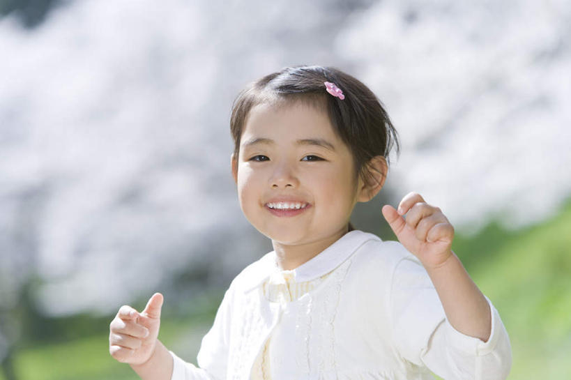 东方人,儿童,脸,头,脸颊,手,一个人,站,笑,微笑,露齿笑,横图,室外,特写,白天,正面,纯洁,草地,草坪,植物,樱花,亚洲,双手,仅一个女性,仅一个人,许多,阴影,服装,朦胧,模糊,盛开,光线,影子,花蕾,注视,休闲装,黄种人,肩膀,草,花,花瓣,花朵,鲜花,小孩,衣服,绿色,白色,阳光,花苞,花蕊,观察,看,站着,仅一个小孩,休闲,手部,休闲服,可爱,童年,童趣,服饰,观看,察看,关注,童真,烂漫,无邪,仙樱花,福岛樱,青肤樱,天真,女孩,女人,女性,亚洲人,孩子,头部,脸部,脸蛋,面部,荆桃,站立,半身,彩图,女生