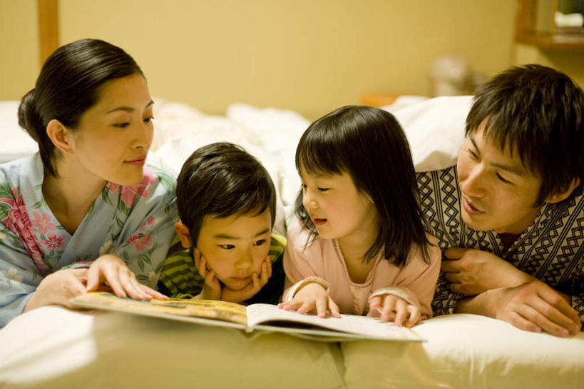 东方人,儿童,家庭,夫妻,母亲,父亲,女儿,儿子,躺,横图,室内,白天,正面,民族服装,爱情,看书,阅读,纯洁,卧室,书籍,亚洲,一本,撑,学习,和服,朦胧,模糊,浪漫,托腮,注视,黄种人,小孩,书本,观察,看,趴着,托,温暖,温馨,父女,父子,母女,母子,一家人,恩爱,父爱,可爱,母爱,童年,童趣,读书,浏览,恋人,服饰,观看,和睦,察看,关注,托下巴,童真,烂漫,无邪,吴服,唐草,唐花,唐锦,卧着,天真,男孩,男人,男性,年轻男性,年轻女性,女孩,女人,女性,亚洲人,孩子,年轻人,夫妇,情侣,书,图书,趴,躺着,卧,半身,彩图,传统服装,民俗服,睡房,卧房,伴侣,融洽,男生,女生