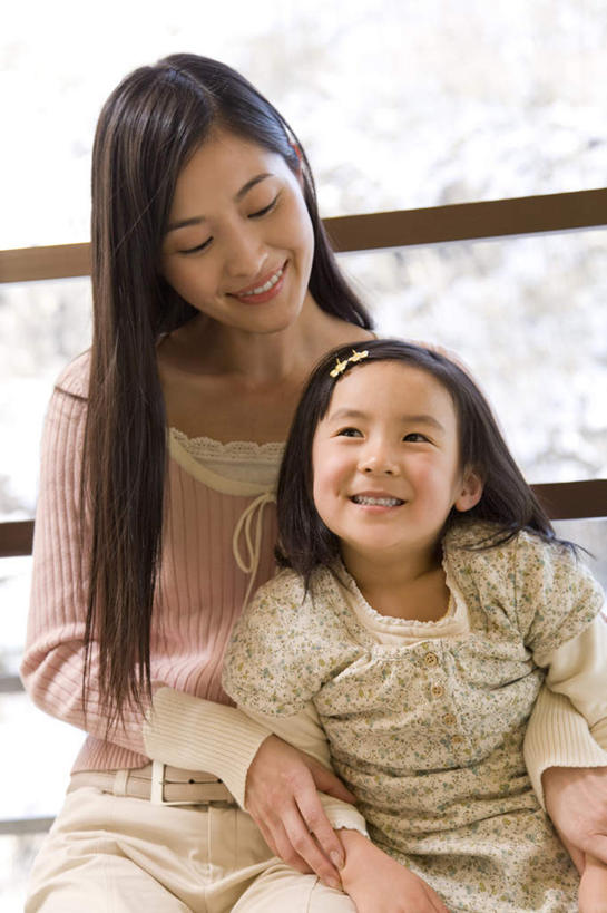 东方人,儿童,两个人,家庭,母亲,女儿,栏杆,坐,抱,笑,微笑,露齿笑,竖图,室内,白天,正面,纯洁,亚洲,服装,朦胧,模糊,围栏,注视,休闲装,黄种人,护栏,小孩,衣服,观察,看,休闲,温暖,温馨,母女,一家人,休闲服,可爱,母爱,童年,童趣,服饰,抱着,观看,和睦,察看,搂着,关注,童真,烂漫,无邪,天真,年轻女性,女孩,女人,女性,亚洲人,孩子,年轻人,怀抱,搂,搂抱,相抱,拥抱,坐着,半身,彩图,融洽,女生