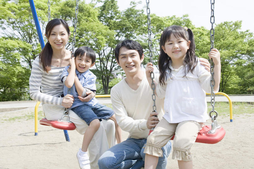 东方人,儿童,四个人,家庭,夫妻,母亲,父亲,女儿,儿子,坐,抱,笑,微笑,露齿笑,横图,室外,白天,正面,爱情,纯洁,树林,植物,亚洲,阴影,服装,朦胧,模糊,光线,影子,浪漫,注视,休闲装,黄种人,树,树木,小孩,衣服,蓝色,绿色,蓝天,天空,阳光,自然,秋千,天,荡秋千,观察,看,休闲,温暖,温馨,父女,父子,母女,母子,一家人,休闲服,恩爱,父爱,可爱,母爱,童年,童趣,恋人,服饰,生长,晴朗,成长,抱着,观看,和睦,察看,搂着,关注,童真,烂漫,无邪,万里无云,天真,男孩,男人,男性,年轻男性,年轻女性,女孩,女人,女性,亚洲人,孩子,年轻人,夫妇,情侣,晴空,晴空万里,怀抱,搂,搂抱,相抱,拥抱,坐着,半身,彩图,伴侣,融洽,男生,女生