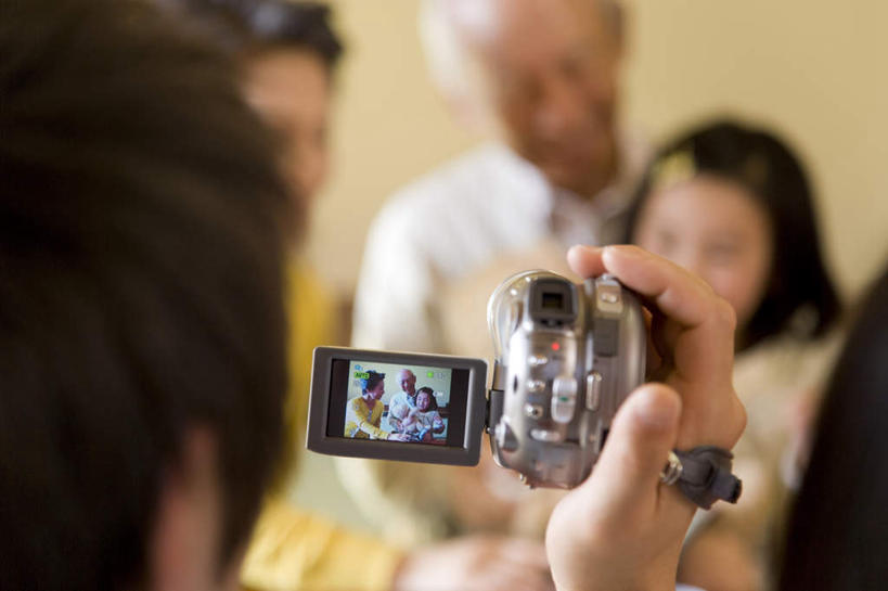 东方人,儿童,老年人,四个人,家庭,夫妻,父亲,女儿,祖母,祖父,站,举,笑,微笑,露齿笑,横图,俯视,室内,白天,爱情,纯洁,亚洲,握,服装,朦胧,模糊,墙,摄像机,浪漫,拿,拿着,注视,休闲装,黄种人,墙壁,墙面,小孩,衣服,白色,观察,看,托,站着,休闲,温暖,温馨,父女,一家人,休闲服,恩爱,父爱,可爱,童年,童趣,摄像,握着,恋人,摄影,服饰,奶奶,爷爷,摄影机,观看,祖孙,和睦,察看,关注,录像,童真,烂漫,无邪,外婆,外孙女,外祖母,外公,外祖父,外孙,外孙子,天真,老年男性,老年女性,男孩,男人,男性,年轻男性,女孩,女人,女性,亚洲人,孩子,夫妇,情侣,孙女,孙子,举起,举手,举着,向上举,向上伸,向上托,站立,半身,彩图,高角度拍摄,伴侣,融洽,男生,女生