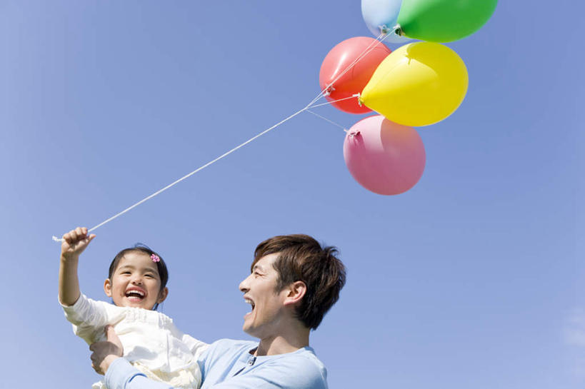 东方人,儿童,两个人,家庭,父亲,女儿,站,抱,笑,微笑,露齿笑,横图,室外,白天,仰视,游戏,纯洁,玩具,亚洲,服装,装饰,塑料,玩,注视,休闲装,黄种人,娱乐,小孩,衣服,气球,塑料制品,观察,看,站着,休闲,温暖,温馨,父女,一家人,休闲服,充气玩具,父爱,可爱,童年,童趣,益智,服饰,抱着,观看,活动,华丽,修饰,点缀,和睦,察看,搂着,发泄,关注,消遣,智力,童真,烂漫,无邪,宣泄,衬托,美观,雅致,雅观,天真,男人,男性,年轻男性,女孩,亚洲人,孩子,年轻人,怀抱,搂,搂抱,玩耍,嬉戏,相抱,拥抱,站立,半身,彩图,低角度拍摄,融洽,女生