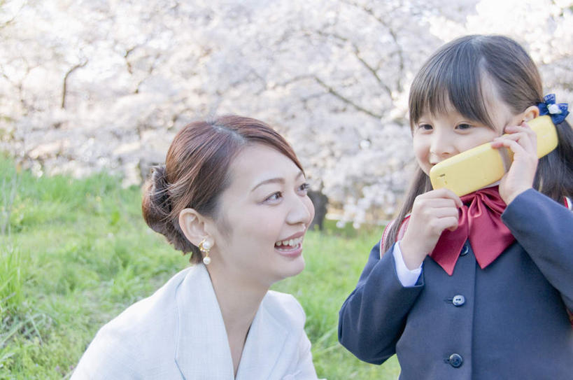 东方人,儿童,两个人,家庭,母亲,女儿,站,蹲,举,笑,说,打电话,微笑,露齿笑,横图,室外,白天,正面,讨论,纯洁,草地,草坪,植物,樱花,电话,手机,亚洲,握,服装,朦胧,模糊,盛开,拿,花蕾,拿着,注视,休闲装,黄种人,通讯设备,草,花,花瓣,花朵,鲜花,小孩,衣服,绿色,白色,花苞,花蕊,观察,看,托,站着,休闲,温暖,温馨,母女,一家人,休闲服,可爱,母爱,童年,童趣,握着,服饰,观看,和睦,察看,关注,童真,烂漫,无邪,仙樱花,福岛樱,青肤樱,交流,天真,年轻女性,女孩,女人,女性,亚洲人,孩子,年轻人,荆桃,蹲着,沟通,讲话,交谈,举起,举手,举着,商讨,说话,谈话,通话,向上举,向上伸,向上托,站立,半身,彩图,融洽,女生