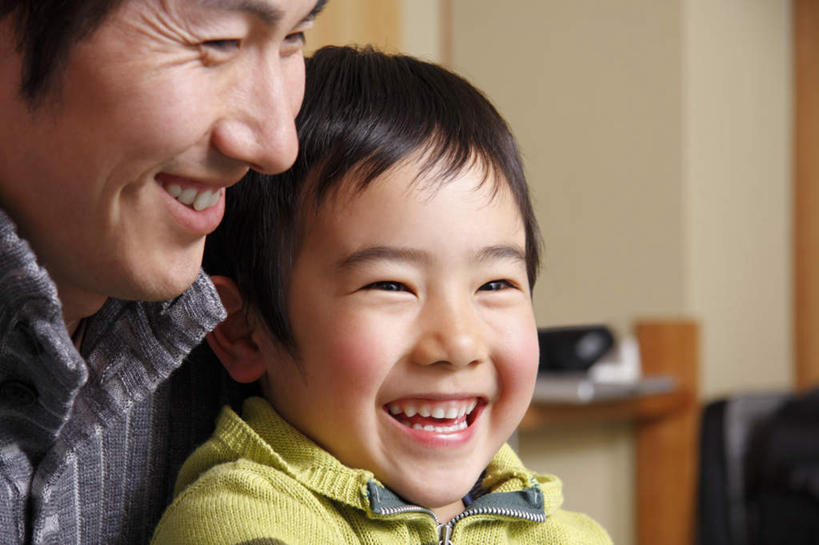 东方人,儿童,脸,头,脸颊,两个人,家庭,父亲,儿子,坐,抱,笑,微笑,露齿笑,横图,室内,特写,白天,正面,纯洁,亚洲,服装,朦胧,模糊,注视,休闲装,黄种人,肩膀,小孩,衣服,观察,看,休闲,温暖,温馨,父子,一家人,休闲服,父爱,可爱,童年,童趣,服饰,抱着,观看,和睦,察看,搂着,关注,童真,烂漫,无邪,天真,男孩,男人,男性,年轻男性,亚洲人,孩子,年轻人,头部,脸部,脸蛋,面部,怀抱,搂,搂抱,相抱,拥抱,坐着,半身,彩图,融洽,男生