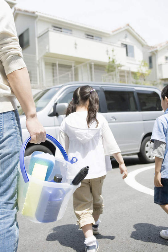 东方人,儿童,三个人,家庭,父亲,女儿,儿子,家,走,竖图,室外,白天,旅游,度假,纯洁,美景,别墅,城市风光,城市,建筑,汽车,亚洲,一辆,握,阴影,服装,朦胧,模糊,光线,桶,影子,塑料,房屋,屋子,景观,公寓,分界线,停车线,拿,拎,拿着,休闲装,黄种人,娱乐,建设,洋房,楼房,住宅,车,小孩,背面,衣服,阳光,容器,塑料制品,交通工具,轿车,享受,休闲,温暖,温馨,父女,父子,一家人,休闲服,景色,放松,父爱,可爱,童年,童趣,握着,服饰,储藏,车行道,车行道分界线,塑料桶,和睦,储存,载具,标线,童真,烂漫,无邪,车行线,天真,男孩,男人,男性,年轻男性,女孩,女人,女性,亚洲人,孩子,年轻人,步行,散步,走路,半身,彩图,房子,融洽,贮存,男生,女生,拎着