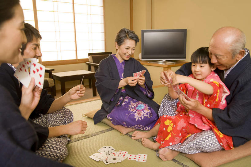 东方人,儿童,老年人,夫妻,母亲,父亲,女儿,祖母,祖父,三代同堂,坐,跪,举,抱,笑,盘腿,微笑,露齿笑,横图,室内,白天,正面,爱情,游戏,赌博,贪欲,纯洁,竞争,餐桌,桌子,电视,纸牌,玩具,椅子,扑克,亚洲,五个人,握,服装,朦胧,模糊,木椅,许多人,浪漫,拿,玩,拿着,注视,休闲装,黄种人,娱乐,祖孙三代,刺激,小孩,衣服,观察,看,托,一群人,休闲,温暖,温馨,父女,母女,休闲服,恩爱,父爱,可爱,母爱,童年,童趣,握着,恋人,服饰,奶奶,爷爷,餐台,抱着,观看,活动,祖孙,和睦,察看,搂着,发泄,关注,消遣,智力,赌具,彩电,童真,烂漫,无邪,外婆,外孙女,外祖母,外公,外祖父,投机,侥幸,欲望,宣泄,彩色电视机,显像管屏,显像管屏幕,天真,老年男性,老年女性,男人,男性,年轻男性,年轻女性,女孩,女人,女性,亚洲人,孩子,年轻人,夫妇,情侣,全家福,孙女,电视机,跪着,怀抱,举起,举手,举着,搂,搂抱,盘腿而坐,盘膝,盘着腿的,盘着腿坐,双腿交叉,玩耍,嬉戏,相抱,向上举,向上伸,向上托,拥抱,坐着,半身,彩图,伴侣,融洽,胜负,输赢,女生,爸爸,多代同堂,妈妈