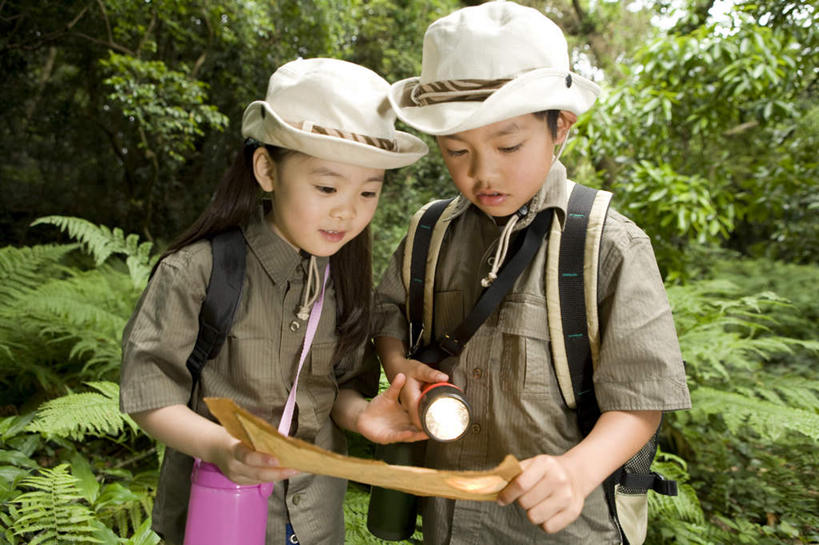 东方人,儿童,两个人,伙伴,朋友,站,横图,室外,白天,正面,探险,友谊,纯洁,植物,道路,地图,帽子,照明,亚洲,握,服装,朦胧,模糊,信息,包,壶,灯光,交通,拿,旅行包,拿着,注视,休闲装,黄种人,方向,灯,水壶,树,树木,小孩,衣服,绿色,自然,背包,茶壶,遮阳帽,观察,看,站着,休闲,休闲服,可爱,童年,童趣,握着,服饰,生长,成长,观看,引导,指引,照亮,察看,照明设备,关注,手电筒,电筒,手电,童真,烂漫,无邪,旅游包,天真,友情,男孩,男人,男性,女孩,女人,女性,亚洲人,站立,半身,彩图,旅行,导航,双肩包,男生,女生