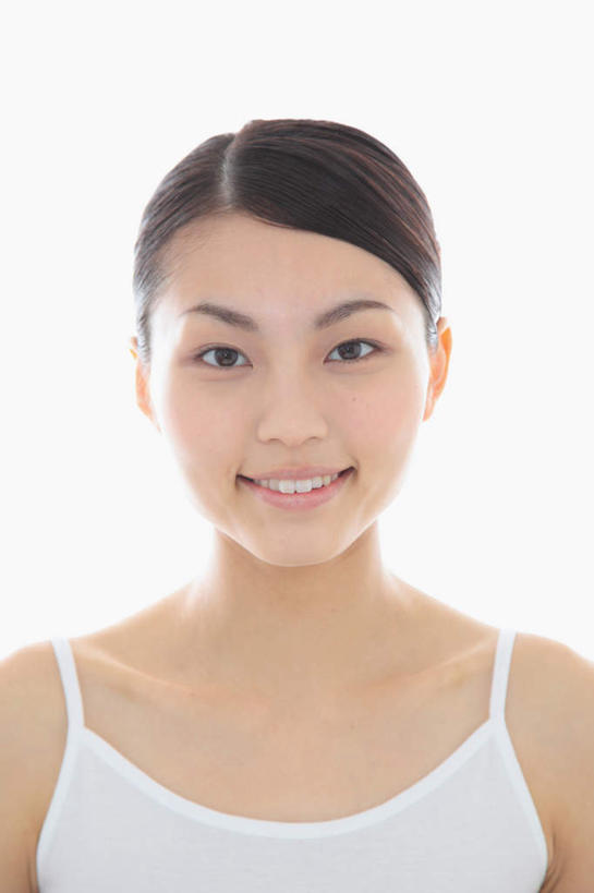 东方人,脸,头,脸颊,一个人,站,笑,微笑,露齿笑,竖图,室内,特写,白天,留白,白色背景,正面,吊带,亚洲,仅一个年轻女性,仅一个女性,仅一个人,服装,注视,吊带衫,休闲装,黄种人,肩膀,衣服,白色,观察,看,站着,休闲,休闲服,摄影,服饰,影棚,观看,察看,关注,年轻女性,女人,女性,亚洲人,头部,脸部,脸蛋,面部,站立,半身,彩图,影棚拍摄,拍摄