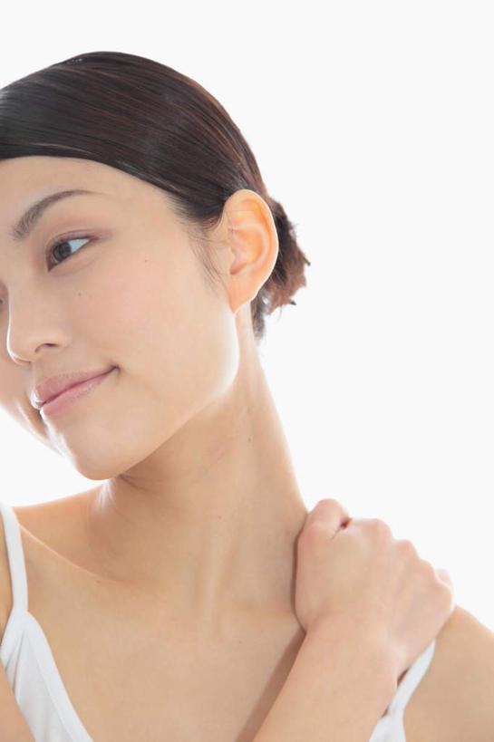 东方人,脸,头,脸颊,手,一个人,站,笑,摸,微笑,竖图,室内,特写,白天,留白,白色背景,正面,吊带,亚洲,仅一个年轻女性,仅一个女性,仅一个人,抚摸,服装,注视,吊带衫,休闲装,黄种人,肩膀,衣服,白色,观察,看,站着,休闲,手部,休闲服,摄影,服饰,影棚,观看,单手,察看,关注,年轻女性,女人,女性,亚洲人,头部,脸部,脸蛋,面部,触摸,接触,站立,半身,彩图,影棚拍摄,拍摄