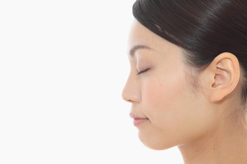 东方人,脸,头,脸颊,一个人,站,闭眼,横图,室内,特写,白天,留白,白色背景,侧面,亚洲,仅一个年轻女性,仅一个女性,仅一个人,服装,休闲装,黄种人,肩膀,衣服,站着,休闲,休闲服,摄影,服饰,影棚,年轻女性,女人,女性,亚洲人,头部,脸部,脸蛋,面部,闭眼睛,闭着眼,闭着眼睛,站立,半身,彩图,影棚拍摄,拍摄