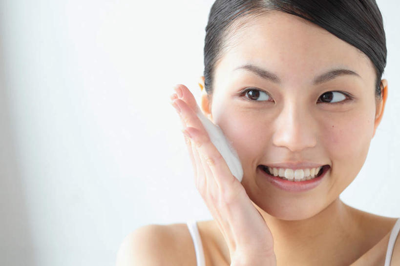 东方人,脸,头,脸颊,手,一个人,站,笑,微笑,露齿笑,横图,室内,特写,白天,留白,白色背景,正面,化妆,美容,吊带,亚洲,仅一个年轻女性,仅一个女性,仅一个人,护肤,服装,美白,涂抹,注视,吊带衫,休闲装,黄种人,肩膀,衣服,白色,化妆品,观察,看,清洁,站着,保养,享受,休闲,手部,休闲服,面膜,放松,去角质,保健,摄影,服饰,影棚,观看,抹,保湿,单手,察看,滋润,护肤品,关注,去死皮,舒缓,养颜,膏状,膏状面膜,去污,控油,紧肤,嫩肤,祛痘,去痘,祛角质,抗衰,再生,增白,补水,祛斑,抗皱,防皱,除皱,去皱,年轻女性,女人,女性,亚洲人,头部,脸部,脸蛋,面部,站立,半身,彩图,影棚拍摄,拍摄