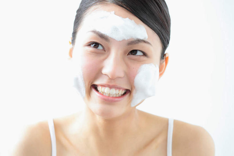 东方人,脸,头,脸颊,一个人,站,笑,微笑,露齿笑,横图,室内,特写,白天,留白,白色背景,正面,化妆,美容,吊带,亚洲,仅一个年轻女性,仅一个女性,仅一个人,护肤,服装,美白,注视,吊带衫,休闲装,黄种人,肩膀,衣服,白色,化妆品,观察,看,清洁,站着,保养,享受,休闲,休闲服,面膜,放松,去角质,保健,摄影,服饰,影棚,观看,保湿,察看,滋润,护肤品,关注,去死皮,舒缓,养颜,膏状,膏状面膜,去污,控油,紧肤,嫩肤,祛痘,去痘,祛角质,抗衰,再生,增白,补水,祛斑,抗皱,防皱,除皱,去皱,年轻女性,女人,女性,亚洲人,头部,脸部,脸蛋,面部,站立,半身,彩图,影棚拍摄,拍摄