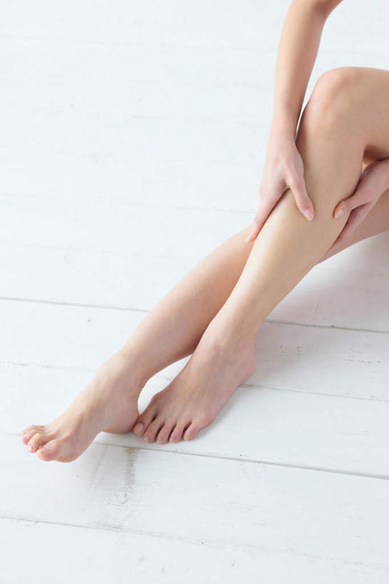 东方人,腿部,脚,脚趾,脚趾甲,腿,一个人,坐,摸,竖图,俯视,室内,白天,留白,白色背景,地板,亚洲,仅一个年轻女性,仅一个女性,仅一个人,抚摸,服装,地面,休闲装,黄种人,光脚,木地板,衣服,白色,休闲,赤脚,休闲服,摄影,服饰,影棚,年轻女性,女人,女性,亚洲人,脚指甲,触摸,接触,坐着,半身,彩图,高角度拍摄,影棚拍摄,拍摄