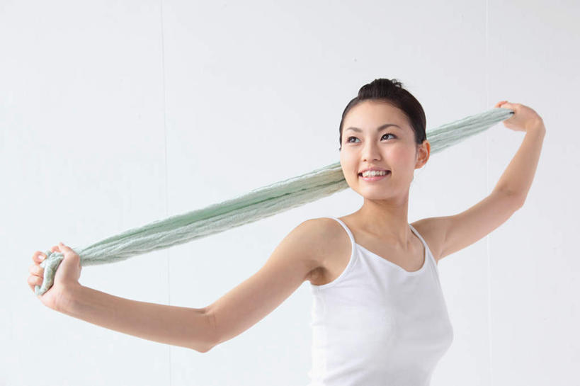 东方人,一个人,站,举,伸展双臂,笑,微笑,露齿笑,横图,室内,白天,留白,白色背景,正面,吊带,纺织品,亚洲,仅一个年轻女性,仅一个女性,仅一个人,握,服装,纺织物,拿,拿着,注视,吊带衫,休闲装,黄种人,衣服,白色,毛巾,观察,看,清洁,托,站着,休闲,休闲服,握着,摄影,服饰,影棚,观看,保暖,察看,关注,透气,防水,储水,耐磨,吸水,年轻女性,女人,女性,亚洲人,敞开双臂,举起,举手,举着,伸开双臂,向上举,向上伸,向上托,展开双肩,站立,张开手臂,张开双臂,半身,彩图,影棚拍摄,拍摄