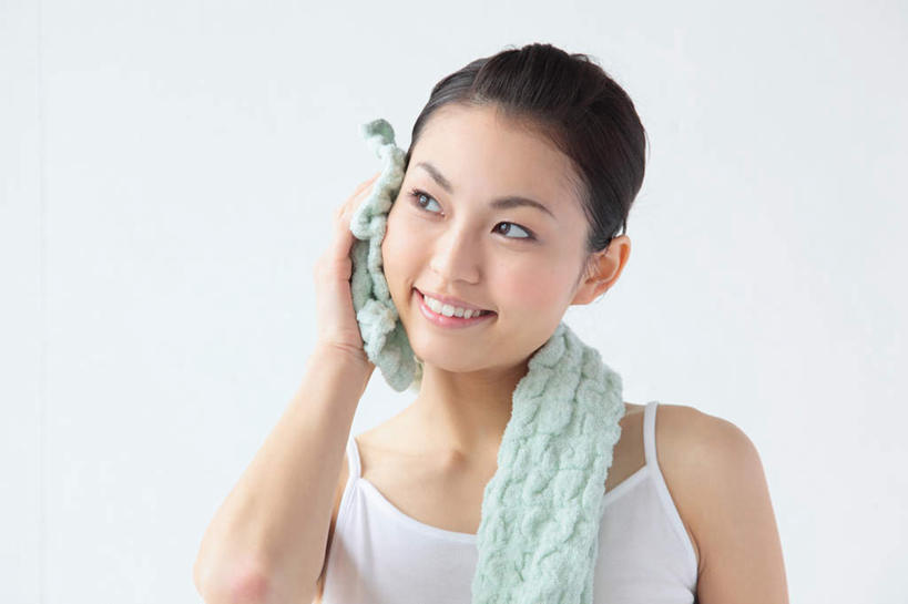 东方人,脸,头,脸颊,手,一个人,站,笑,微笑,露齿笑,横图,室内,特写,白天,留白,白色背景,正面,吊带,纺织品,亚洲,仅一个年轻女性,仅一个女性,仅一个人,一条,擦,抚摸,握,服装,纺织物,拿,拿着,注视,吊带衫,休闲装,黄种人,肩膀,衣服,白色,毛巾,观察,看,清洁,站着,休闲,手部,休闲服,擦拭,擦洗,握着,摄影,服饰,影棚,观看,保暖,单手,察看,关注,透气,防水,储水,耐磨,吸水,揩擦,拭,年轻女性,女人,女性,亚洲人,头部,脸部,脸蛋,面部,站立,半身,彩图,影棚拍摄,拍摄,轻抚