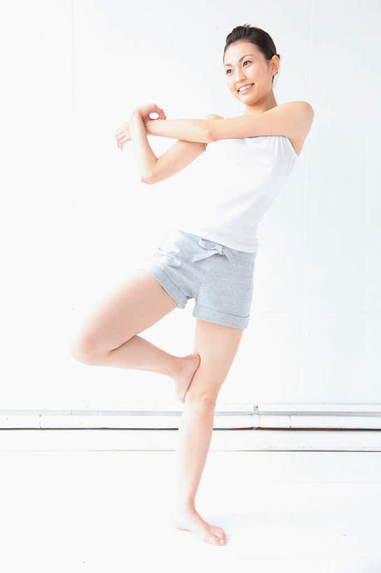 东方人,腿部,脚,脚趾,脚趾甲,腿,一个人,站,举,笑,微笑,露齿笑,竖图,室内,白天,正面,锻炼,瑜伽,运动,亚洲,仅一个年轻女性,仅一个女性,仅一个人,服装,朦胧,模糊,墙,抬腿,注视,休闲装,黄种人,光脚,墙壁,墙面,衣服,观察,看,托,站着,休闲,赤脚,休闲服,养生,服饰,观看,察看,关注,体育,年轻女性,女人,女性,亚洲人,脚指甲,举起,举手,举着,向上举,向上伸,向上托,站立,彩图,全身,健身