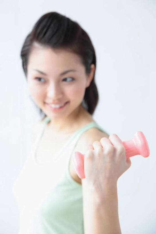 东方人,脸,头,脸颊,手,一个人,站,举,笑,微笑,露齿笑,竖图,室内,特写,白天,白色背景,侧面,哑铃,亚洲,仅一个年轻女性,仅一个女性,仅一个人,握,服装,朦胧,模糊,拿,拿着,注视,休闲装,黄种人,运动器械,肩膀,衣服,绿色,观察,看,托,站着,休闲,手部,休闲服,健身器械,握着,摄影,服饰,影棚,观看,单手,察看,关注,健身器材,年轻女性,女人,女性,亚洲人,头部,脸部,脸蛋,面部,举起,举手,举着,向上举,向上伸,向上托,站立,半身,彩图,影棚拍摄,拍摄,运动器材