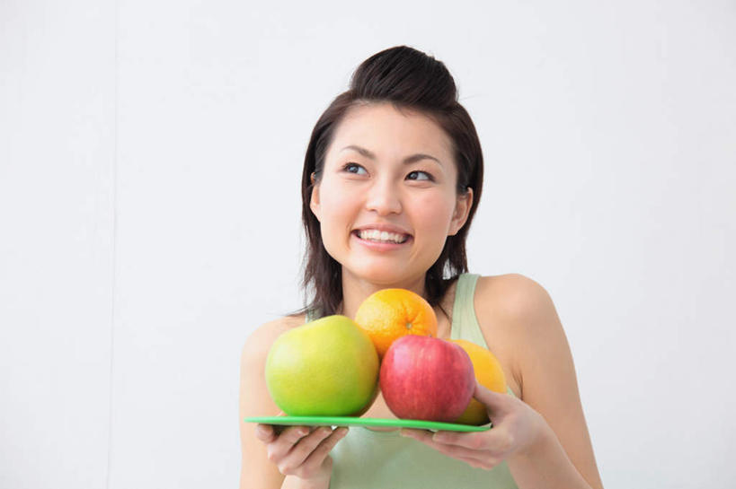 东方人,脸,头,脸颊,手,一个人,站,举,捧,笑,微笑,露齿笑,横图,室内,特写,白天,白色背景,正面,苹果,柑橘,柚子,餐具,水果,亚洲,双手,仅一个年轻女性,仅一个女性,仅一个人,服装,朦胧,模糊,新鲜,碟子,盘,生食,食品,果实,注视,休闲装,黄种人,肩膀,食物,衣服,盘子,碟,观察,看,托,站着,休闲,手部,休闲服,摄影,服饰,有机食品,绿色食品,影棚,观看,察看,关注,年轻女性,女人,女性,亚洲人,头部,脸部,脸蛋,面部,柚,文旦,团圆果,橘子,桔子,橙子,橙,端,端着,举起,举手,举着,捧着,手捧,向上举,向上伸,向上托,站立,半身,彩图,影棚拍摄,拍摄