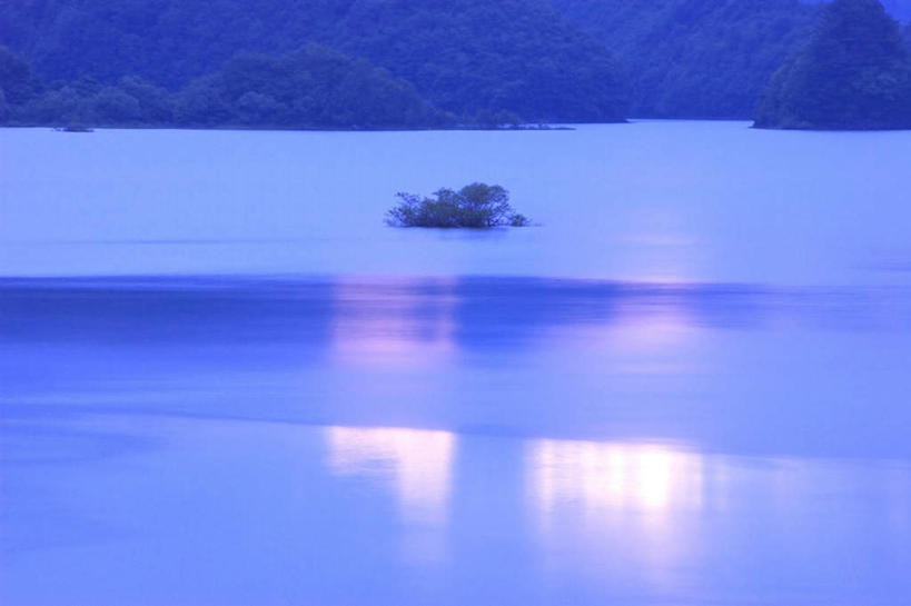 无人,横图,俯视,室外,白天,旅游,度假,草地,草坪,湖,湖泊,美景,山,山脉,水,植物,日本,亚洲,阴影,朦胧,模糊,反射,影子,湖面,景观,山峰,水流,水面,山峦,娱乐,草,绿色,自然,湖水,群山,享受,休闲,景色,放松,自然风光,东亚,本州,本州岛,日本国,东北地方,福岛,福岛县,彩图,高角度拍摄,秋元湖