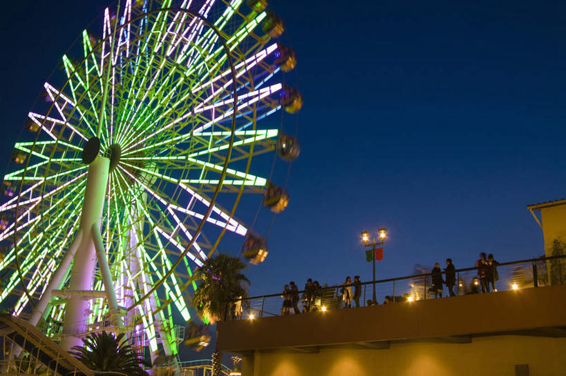 东方人,栏杆,站,横图,彩色,室外,夜晚,仰视,旅游,度假,游戏,美景,城市风光,城市,路灯,霓虹灯,照明,日本,亚洲,朦胧,模糊,景观,摩天轮,围栏,灯光,七彩,许多人,玩,黄种人,娱乐,光源,护栏,霓虹,灯,蓝色,蓝天,天空,天,站着,一群人,享受,休闲,景色,放松,游乐设施,活动,照亮,照明设备,发泄,消遣,智力,东亚,本州,费里斯大转轮,本州岛,日本国,近畿地方,近畿,兵库,兵库县,氖灯,宣泄,神户,神户市,神戸,县厅,神戸市,游艺设施,男人,男性,年轻男性,年轻女性,女人,女性,亚洲人,玩耍,嬉戏,站立,彩图,低角度拍摄,全身