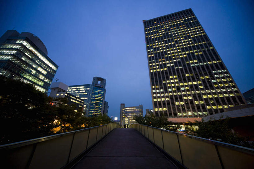 无人,高楼大厦,栏杆,横图,彩色,室外,夜晚,仰视,度假,美景,城市风光,标志建筑,城市,大厦,道路,地标,建筑,路,摩天大楼,霓虹灯,夜景,日本,亚洲,景观,围栏,小路,灯光,七彩,交通,娱乐,光源,建设,护栏,霓虹,灯,蓝色,蓝天,天空,天,享受,休闲,景色,放松,大阪,照明设备,东亚,本州,大阪府,本州岛,日本国,近畿地方,近畿,氖灯,彩图,低角度拍摄,大楼,高层建筑,高楼,摩天楼