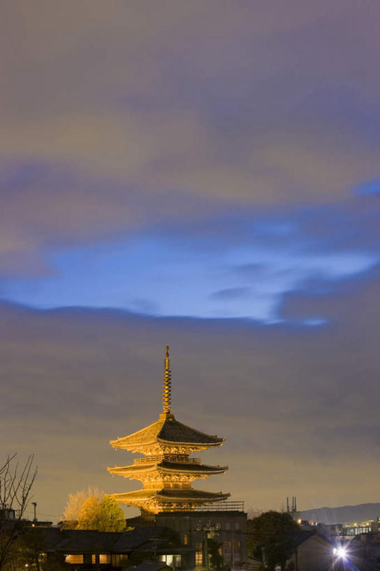 无人,寺庙,竖图,俯视,彩色,室外,白天,旅游,度假,名胜古迹,日落,植物,标志建筑,地标,建筑,霓虹灯,京都,日本,亚洲,节日,遗迹,晚霞,霞光,落日,灯光,七彩,燃烧,古迹,文化,文物,娱乐,光源,建设,古建筑,霓虹,灯,树,树木,绿色,自然,黄昏,香火,庙宇,祈祷,享受,休闲,健康,旅游胜地,彩霞,放松,许愿,宗教,信仰,京都府,生长,成长,纪念,祈求,照明设备,古文明,东亚,本州,本州岛,日本国,近畿地方,近畿,氖灯,夕照,平安,夕阳,彩图,高角度拍摄,庙,寺,斜阳