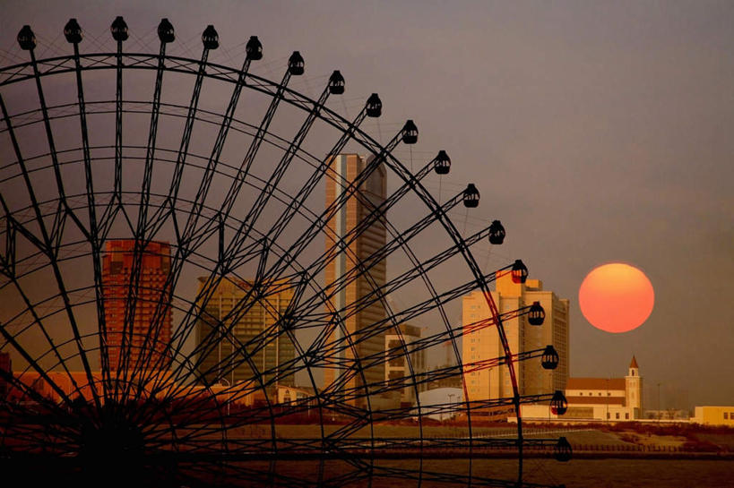 无人,高楼大厦,横图,室外,白天,正面,度假,游戏,美景,日落,太阳,城市风光,标志建筑,城市,大厦,地标,建筑,摩天大楼,日本,亚洲,阴影,光线,影子,景观,晚霞,霞光,落日,摩天轮,玩,娱乐,建设,阳光,黄昏,享受,休闲,景色,彩霞,放松,游乐设施,活动,发泄,消遣,智力,东亚,本州,费里斯大转轮,本州岛,日本国,近畿地方,近畿,兵库,兵库县,宣泄,游艺设施,夕照,夕阳,玩耍,嬉戏,彩图,大楼,高层建筑,高楼,摩天楼,斜阳