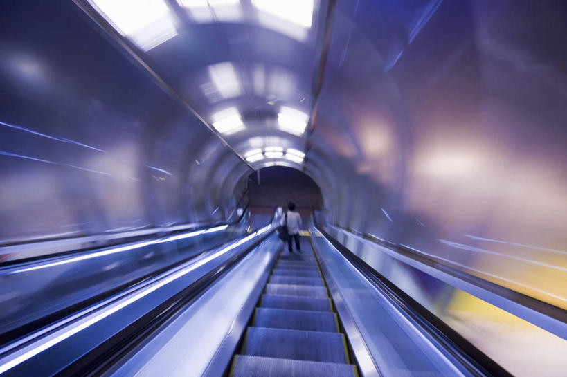 东方人,一个人,站,横图,俯视,室内,白天,旅游,度假,电梯,照明,亚洲,仅一个男性,仅一个人,服装,朦胧,模糊,电动扶梯,灯光,自动扶梯,运输工具,休闲装,黄种人,娱乐,顶灯,灯,仅一个年轻男性,衣服,灯具,站着,享受,休闲,休闲服,放松,服饰,照亮,照明设备,男人,男性,年轻男性,亚洲人,站立,彩图,高角度拍摄,全身,扶手电梯,升降设备,运输带,自动行人电梯,电扶梯