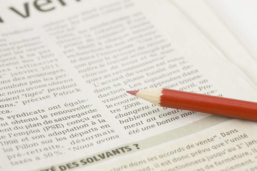 无人,横图,俯视,室内,特写,白天,静物,报纸,朦胧,模糊,信息,英文,笔,标志,蜡笔,文字,字符,字母,办公用品,标识,文具,红色,铅笔,学习用品,英文字母,新闻,一份,文具用品,一支,彩图,高角度拍摄,报刊