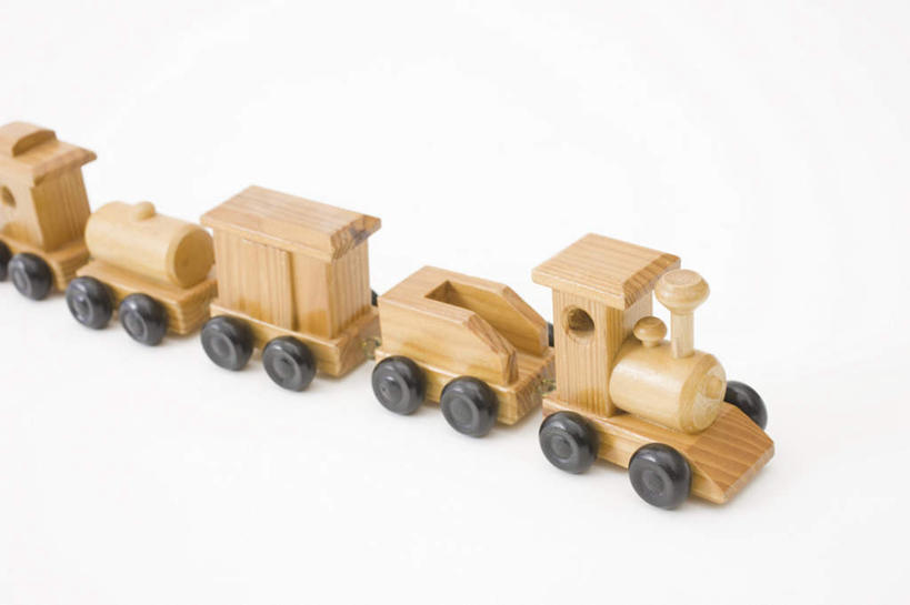 无人,横图,俯视,室内,特写,白天,白色背景,游戏,火车,静物,玩具,一排,朦胧,模糊,整齐,木制,玩,娱乐,车,排列,木制品,交通工具,休闲,益智,摄影,影棚,活动,队列,发泄,消遣,智力,载具,宣泄,玩耍,嬉戏,彩图,高角度拍摄,影棚拍摄,拍摄