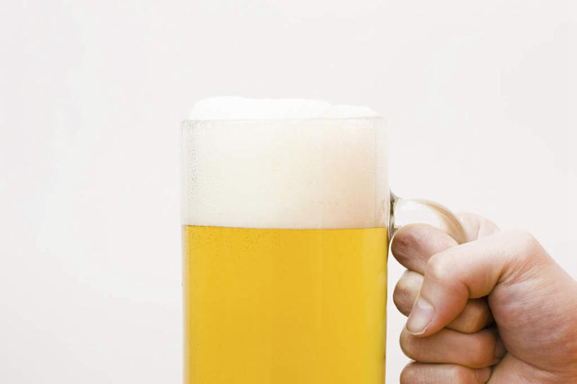 啤酒,东方人,手,一个人,站,举,横图,室内,特写,白天,白色背景,正面,杯子,亚洲,仅一个男性,仅一个人,握,朦胧,模糊,酒类,拿,拿着,黄种人,玻璃制品,酒,饮料,仅一个年轻男性,酒杯,啤酒杯,托,站着,手部,握着,摄影,影棚,单手,男人,男性,年轻男性,亚洲人,玻璃杯,举起,举手,举着,向上举,向上伸,向上托,站立,半身,彩图,影棚拍摄,拍摄