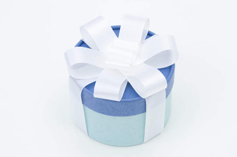 无人,横图,俯视,室内,特写,白天,白色背景,静物,礼盒,礼物,朦胧,模糊,丝绸,丝带,纸盒,缎带,绸带,盒子,一个,蓝色,白色,包装盒,礼品盒,摄影,礼品,影棚,单个,彩图,高角度拍摄,影棚拍摄,拍摄