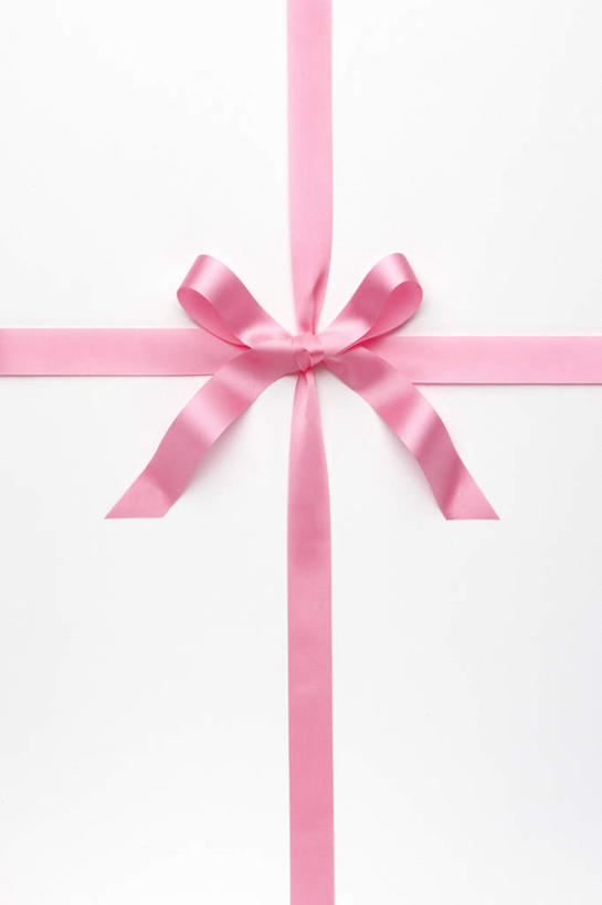 无人,竖图,俯视,室内,特写,白天,白色背景,静物,礼盒,礼物,朦胧,模糊,丝绸,丝带,纸盒,缎带,绸带,盒子,一个,粉色,包装盒,蝴蝶结,礼品盒,摄影,礼品,影棚,单个,彩图,高角度拍摄,影棚拍摄,拍摄