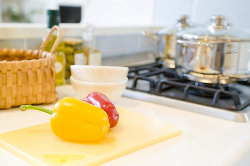 无人,横图,俯视,室内,特写,白天,烹饪,餐桌,厨房,桌子,辣椒,蔬菜,厨具,一堆,堆叠,堆积,朦胧,模糊,新鲜,锅子,篮子,食品,案板,砧板,食物,两个,一个,黄色,红色,碗,藤编,有机食品,绿色食品,单个,餐台,堆,灶具,燃气灶,彩椒,烹饪用具,辣角,红海椒,大椒,辣虎,广椒,燃气具,烹调用具,甜椒,柿子椒,辣子,海椒,番椒,灯笼椒,烹调,彩图,高角度拍摄,灶间